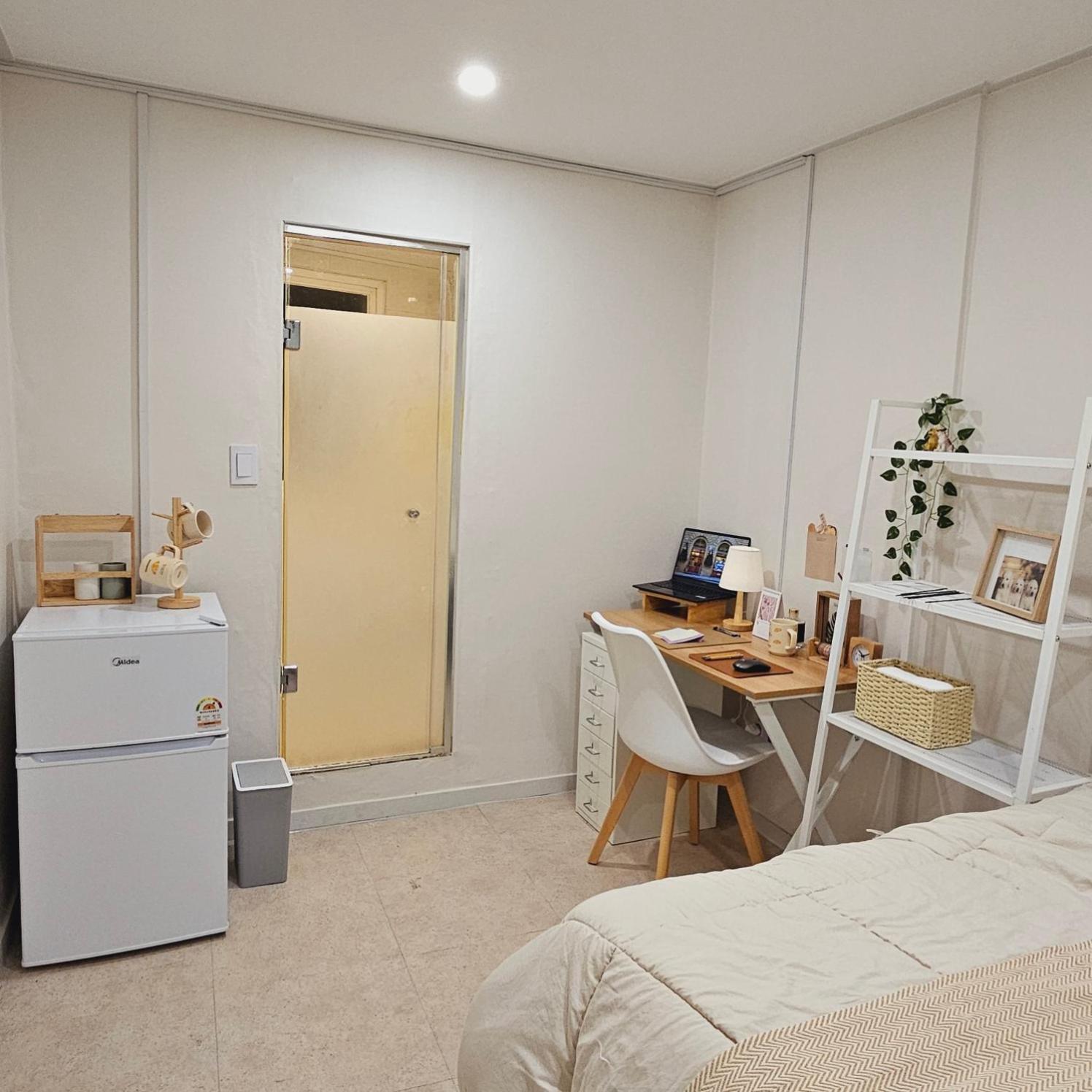 Aall Train Station Guest house *